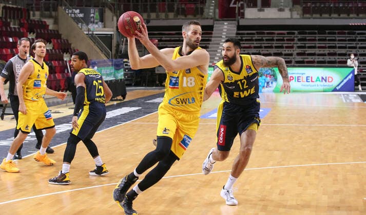 06 03 2021, Germany, Ludwigsburg, Basketball easyCredit BBL Bundesliga, MHP RIESEN Ludwigsburg vs EWE Baskets Oldenburg, f l Jonas Wohlfarth Bottermann MHP , Martin Breunig EWE