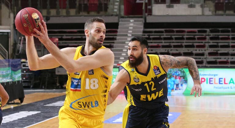 06 03 2021, Germany, Ludwigsburg, Basketball easyCredit BBL Bundesliga, MHP RIESEN Ludwigsburg vs EWE Baskets Oldenburg, f l Jonas Wohlfarth Bottermann MHP , Martin Breunig EWE