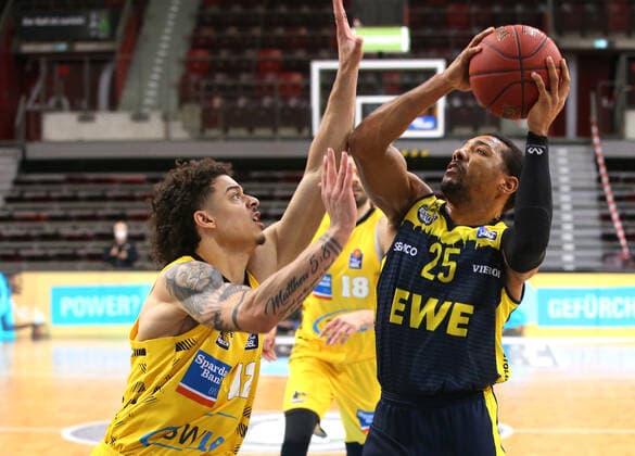 06 03 2021, Germany, Ludwigsburg, Basketball easyCredit BBL Bundesliga, MHP RIESEN Ludwigsburg vs EWE Baskets Oldenburg, v l Jonah Radebaugh MHP , Phil Pressey EWE