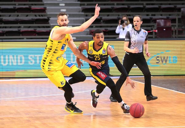 06 03 2021, Germany, Ludwigsburg, Basketball easyCredit BBL Bundesliga, MHP RIESEN Ludwigsburg vs EWE Baskets Oldenburg, f l Jonas Wohlfarth Bottermann MHP , Phil Pressey EWE
