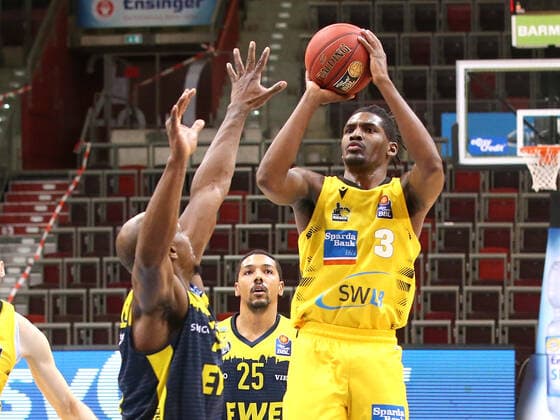 06 03 2021, Germany, Ludwigsburg, Basketball easyCredit BBL Bundesliga, MHP RIESEN Ludwigsburg vs EWE Baskets Oldenburg, v l Rickey Paulding EWE , Jaleen Smith MHP