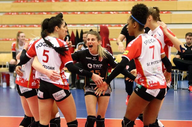 Bilder des Jahres 2021, Sport 03 März Sport Themen der Woche KW09 Sport Bilder des Tages Vilsbiburg, Ballsporthalle, 06.03.21, Volleyballl, 1. Bundesliga Damen, Rote Raben Vilsbiburg vs SC Potsdam, im Bild Potsdamer Freude nach Punktgewinn, in der Mitte Aleksandra JEGDIC (Potsdam SRB), *** Vilsbiburg, Ballsporthalle, 06 03 21, Volleyballl, 1 Bundesliga Damen, Rote Raben Vilsbiburg vs SC Potsdam, in the picture Potsdams joy after winning the point, in the middle Aleksandra JEGDIC Potsdam SRB , Copyright: HMBxMediax xHeikoxBecker