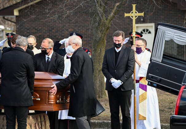 Bilder des Jahres 2021, Sport 03 März Sport Themen der Woche KW09 Sport Bilder des Tages March 6, 2021, Brantford, on, Canada: Hockey hall-of-fame legend Wayne Gretzky, second right, cries as he watches the casket of his father, Walter Gretzky, be carried from the church during a funeral service in Brantford, Ont., on Saturday, March 6, 2021. Walter Gretzky also know as Canada s hockey dad was 82 years-old. Walter Gretzky, Wayne Gretzky  - ZUMAc35_ 0114805467st Copyright: xNathanxDenettex