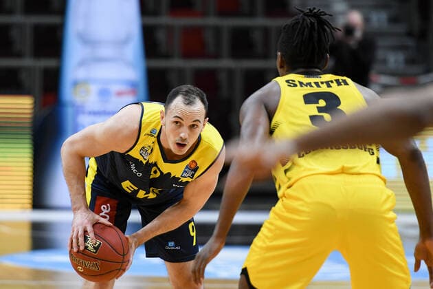 Karsten Tadda EWE Baskets Oldenburg in a duel with Jaleen Smith MHP Riesen Ludwigsburg , GER, MHP Riesen Ludwigsburg vs EWE Baskets Oldenburg, 06 03 2021, 22 Matchday easycredit Basketball Bundesliga, Season 2020 2021 GER, MHP Riesen Ludwigsburg vs EWE Baskets Oldenburg, 06 03 2021, 22 Matchday easycredit Basketball Bundesliga, Season 2020 2021 Ludwigsburg Copyright: xEibnerxPressefoto MichaelxMemmlerx EP_MMR