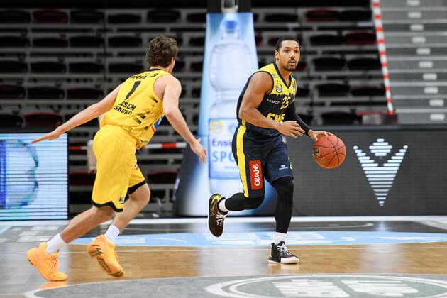 Phil Pressey EWE Baskets Oldenburg in a duel with Jordan Hulls MHP Riesen Ludwigsburg , GER, MHP Riesen Ludwigsburg vs EWE Baskets Oldenburg, 06 03 2021, 22 Spieltag easycredit Basketball Bundesliga, Spielzeit 2020 2021 GER, MHP Riesen Ludwigsburg vs EWE Baskets Oldenburg, 06 03 2021, 22 Spieltag easycredit Basketball Bundesliga, Spielzeit 2020 2021 Ludwigsburg Copyright: xEibnerxPressefoto MichaelxMemmlerx EP_MMR