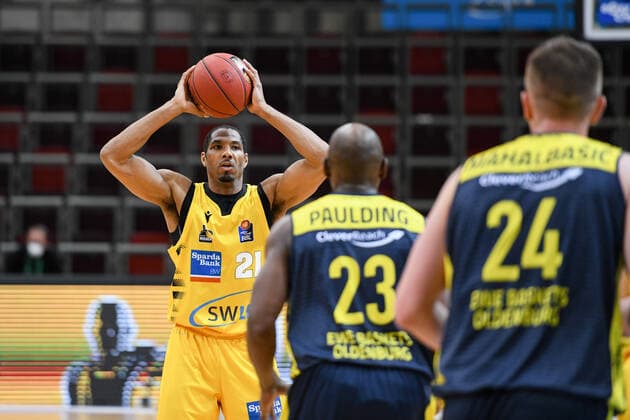 Tremmell Darden MHP Riesen Ludwigsburg in a duel with Rickey Paulding EWE Baskets Oldenburg and Rasid Mahalbasic EWE Baskets Oldenburg , GER, MHP Riesen Ludwigsburg vs EWE Baskets Oldenburg, 06 03 2021, 22 Spieltag easycredit Basketball Bundesliga, Spielzeit 2020 2021 GER, MHP Riesen Ludwigsburg vs EWE Baskets Oldenburg, 06 03 2021, 22 Spieltag easycredit Basketball Bundesliga, Spielzeit 2020 2021 Ludwigsburg Copyright: xEibnerxPressefoto MichaelxMemmlerx EP_MMR
