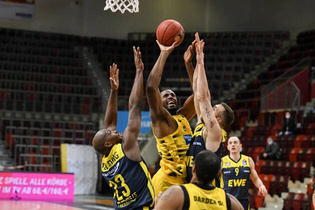 Jamel McLean MHP Riesen Ludwigsburg at the basket against Rickey Paulding EWE Baskets Oldenburg and Keith Hornsby EWE Baskets Oldenburg , GER, MHP Riesen Ludwigsburg vs EWE Baskets Oldenburg, 06 03 2021, 22 Spieltag easycredit Basketball Bundesliga, Spielzeit 2020 2021 GER, MHP Riesen Ludwigsburg vs EWE Baskets Oldenburg, 06 03 2021, 22 Spieltag easycredit Basketball Bundesliga, Spielzeit 2020 2021 Ludwigsburg Copyright: xEibnerxPressefoto MichaelxMemmlerx EP_MMR
