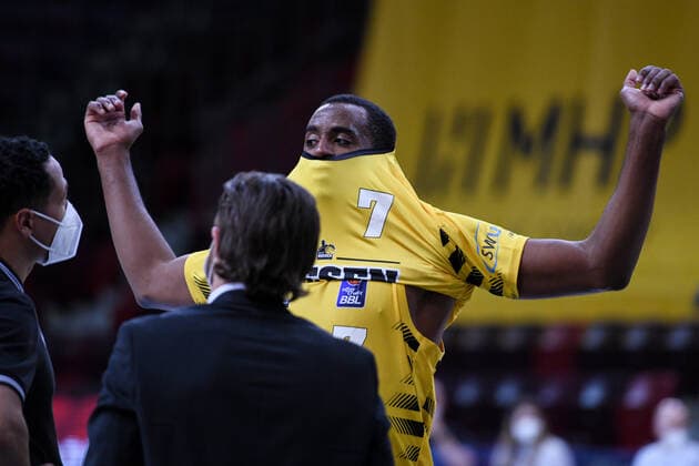 Jamel McLean MHP Riesen Ludwigsburg pulls on a jersey GER, MHP Riesen Ludwigsburg vs EWE Baskets Oldenburg, 06 03 2021, 22 matchday easycredit Basketball Bundesliga, season 2020 2021 GER, MHP Riesen Ludwigsburg vs EWE Baskets Oldenburg, 06 03 2021, 22 matchday easycredit Basketball Bundesliga, season 2020 2021 Ludwigsburg Copyright: xEibnerxPressefoto MichaelxMemmlerx EP_MMR