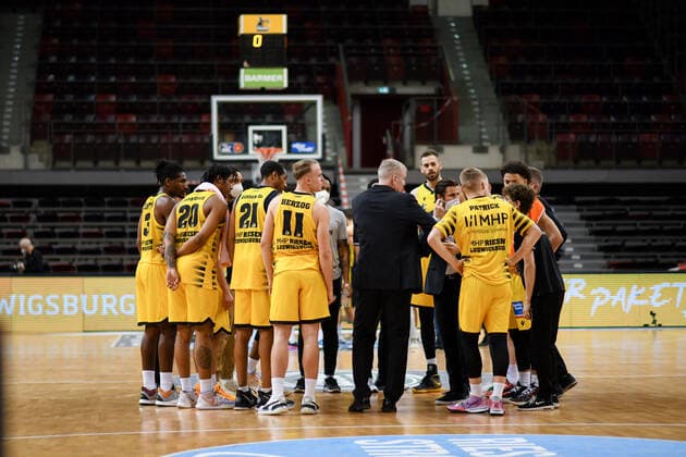 Desi Rodriguez MHP Riesen Ludwigsburg , Lukas Herzog MHP Riesen Ludwigsburg , Tremmell Darden MHP Riesen Ludwigsburg , John Patrick MHP Riesen Ludwigsburg stand together in a circle and cheer about the victory, GER, MHP Riesen Ludwigsburg vs EWE Baskets Oldenburg, 06 03 2021, 22 Matchday easycredit Basketball Bundesliga, Season 2020 2021 GER, MHP Riesen Ludwigsburg vs EWE Baskets Oldenburg, 06 03 2021, 22 Matchday easycredit Basketball Bundesliga, Season 2020 2021 Ludwigsburg Copyright: xEibnerxPressefoto MichaelxMemmlerx EP_MMR