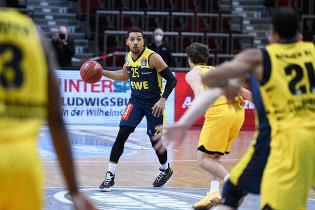 Phil Pressey EWE Baskets Oldenburg in a duel with Jordan Hulls MHP Riesen Ludwigsburg , GER, MHP Riesen Ludwigsburg vs EWE Baskets Oldenburg, 06 03 2021, 22 Spieltag easycredit Basketball Bundesliga, Spielzeit 2020 2021 GER, MHP Riesen Ludwigsburg vs EWE Baskets Oldenburg, 06 03 2021, 22 Spieltag easycredit Basketball Bundesliga, Spielzeit 2020 2021 Ludwigsburg Copyright: xEibnerxPressefoto MichaelxMemmlerx EP_MMR