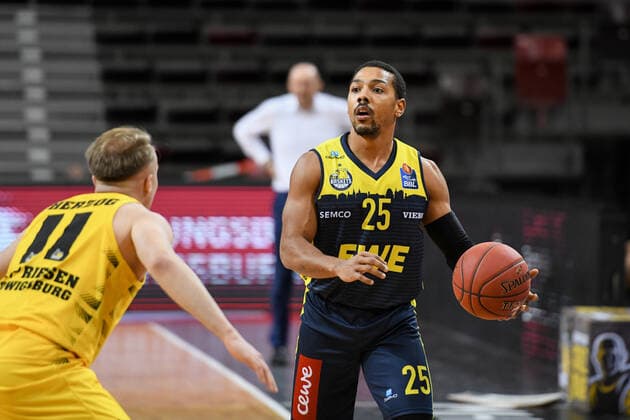 Phil Pressey EWE Baskets Oldenburg in a duel with Lukas Herzog MHP Riesen Ludwigsburg , GER, MHP Riesen Ludwigsburg vs EWE Baskets Oldenburg, 06 03 2021, 22 Spieltag easycredit Basketball Bundesliga, Spielzeit 2020 2021 GER, MHP Riesen Ludwigsburg vs EWE Baskets Oldenburg, 06 03 2021, 22 Spieltag easycredit Basketball Bundesliga, Spielzeit 2020 2021 Ludwigsburg Copyright: xEibnerxPressefoto MichaelxMemmlerx EP_MMR