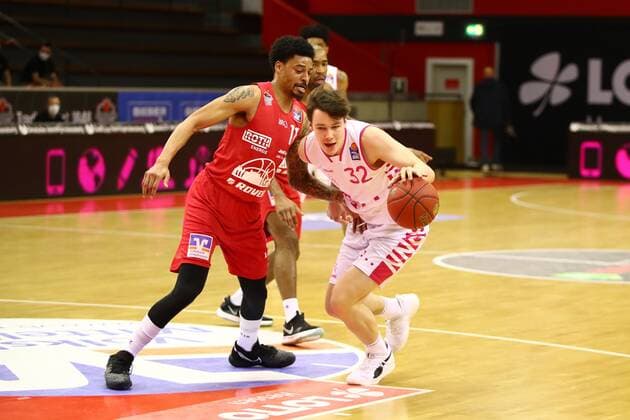 Simonas Lukosius Bonn in a duel with Diante Garrett Giessen Jobstairs Giessen 46ers vs Telekom Baskets Bonn, Basketball, easyCredit BBL, 06 03 2021 Jobstairs Giessen 46ers vs Telekom Baskets Bonn, Basketball, easyCredit BBL, 06 03 2021 Giessen Copyright: xEibner-Pressefotox EP_RWS