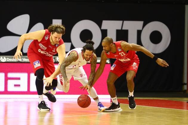 Chris Babb Bonn in a duel with John Bryant Giessen, left, and Brandon Thomas Giessen Jobstairs Giessen 46ers vs Telekom Baskets Bonn, Basketball, easyCredit BBL, 06 03 2021 Jobstairs Giessen 46ers vs Telekom Baskets Bonn, Basketball, easyCredit BBL, 06 03 2021 Giessen Copyright: xEibner-Pressefotox EP_RWS