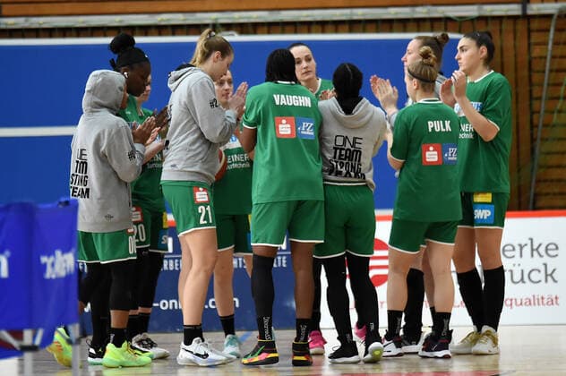 Basketball Toyota 1 DBBL, 21 Matchday, GiroLive Panthers Osnabrück vs Rutronik Stars Keltern on 07 03 2021 at OSC Halle in Osnabrueck Players of Rutronik Stars Keltern form a team circle Osnabrueck OSC Halle Lower Saxony Germany