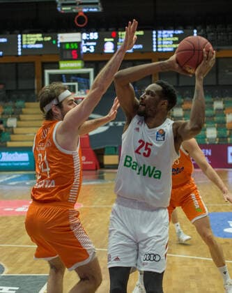 GER, Basketball, RASTA Vechta vs FC Bayern Munich 07 03 2021, RASTA Dome, Vechta, GER, easy Credit BBL, RASTA Vechta vs FC Bayern Munich, in picture JaJuan JOHNSON FC Bayern Munich 25 Jesse HUNT Rasta Vechta 34 nordphotoxRojahn nph00310