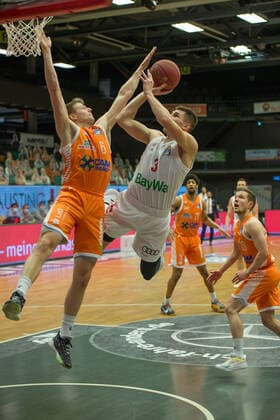 GER, Basketball, RASTA Vechta vs FC Bayern Munich 07 03 2021, RASTA Dome, Vechta, GER, easy Credit BBL, RASTA Vechta vs FC Bayern Munich, in picture David KRÄMER KRAEMER FC Bayern Munich 3 Tim HASBARGEN Rasta Vechta 6 nordphotoxRojahn nph00310