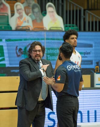 GER, Basketball, RASTA Vechta vs FC Bayern Munich 07 03 2021, RASTA Dome, Vechta, GER, easy Credit BBL, RASTA Vechta vs FC Bayern Munich, in the picture foul was the Andrea TRINCHIERI FC Bayern Munich head coach coach Radeesh KATTUR referee DBB nordphotoxRojahn nph00310