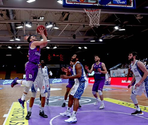 GSD zje123 Season 2020 21 Easy credit Basketball Bundesliga BG Göttingen Fraport Skyliners Göttingens Rihards Lomazs on the ball against Frankfurts Quantez Robertson.