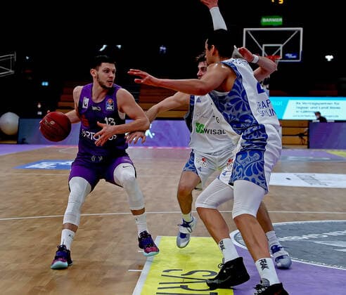 GSD zje123 Season 2020 21 Easy credit Basketball Bundesliga BG Göttingen Fraport Skyliners Göttingens Rihards Lomazs on the ball against Frankfurts Michael Kessens.