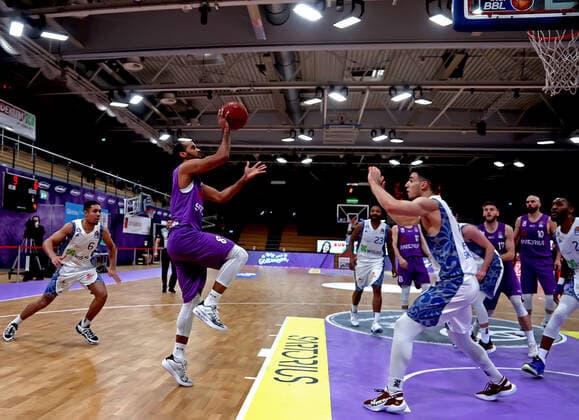 GSD zje123 Season 2020 21 Easy credit Basketball Bundesliga BG Göttingen Fraport Skyliners Göttingens Akeem Vargas on the ball against Frankfurts Bruno Vrcic.