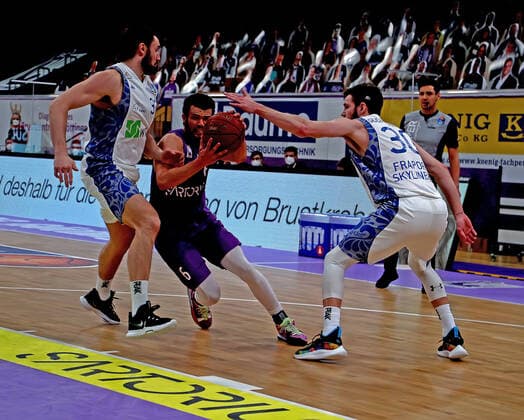 GSD zje123 Season 2020 21 Easy credit Basketball Bundesliga BG Göttingen Fraport Skyliners Göttingens Luke Nelson on the ball against Frankfurts Jon Gudmundsson right and Michael Kessens left.