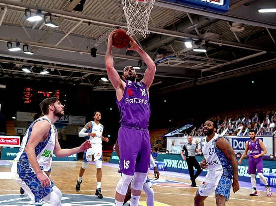 GSD zje123 season 2020 21 Easy credit Basketball Bundesliga BG Göttingen Fraport Skyliners Göttingens Harper Kamp on the ball against Frankfurts Jon Gudmundsson.