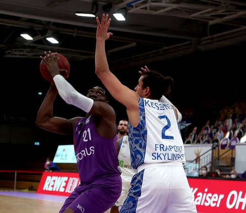 GSD zje123 Season 2020 21 Easy credit Basketball Bundesliga BG Göttingen Fraport Skyliners Göttingens Tai Odiase on the ball against Frankfurts Michael Kessens, right.