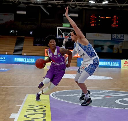 GSD zje123 Season 2020 21 Easy credit Basketball Bundesliga BG Göttingen Fraport Skyliners Göttingens Deishuan Booker on the ball against Frankfurts Michael Kessens, right.