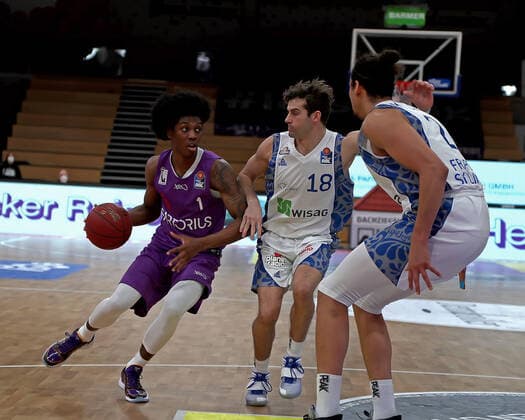 GSD zje123 Season 2020 21 Easy credit Basketball Bundesliga BG Göttingen Fraport Skyliners Göttingens Deishuan Booker on the ball against Frankfurts Joe Rahon and Michael Kessens, right.