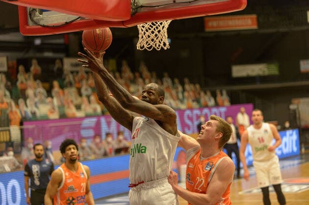 James GIST 21 FC Bayern Munich , Björn Bjoern ROHWER 22 Rasta Vechta Rasta Vechta vs FC Bayern Munich, basketball, easyCredit BBL Bundesliga, 07 03 2021, 22 match day, season 2020 2021 throws, throw, basket throw, action Rasta Vechta vs FC Bayern Munich, basketball, easyCredit BBL Bundesliga, 07 03 2021, 22 match day, season 2020 2021 Vechta Copyright: xErikxHillmer EIBNERx EP_ehr