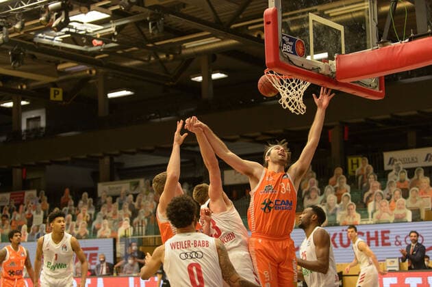 Björn Bjoern ROHWER 22 Rasta Vechta , Leon RADOÅöEVIÄÜ RADOSEVIC 43 FC Bayern Munich , Jesse HUNT 34 Rasta Vechta Rasta vs FC Bayern Munich, Basketball, easyCredit BBL Bundesliga, 07 03 2021, 22 Matchday, Season 2020 2021 throws, throw, basket throw, action Rasta Vechta vs FC Bayern Munich, Basketball, easyCredit BBL Bundesliga, 07 03 2021, 22 Matchday, Season 2020 2021 Vechta Copyright: xErikxHillmer EIBNERx EP_ehr