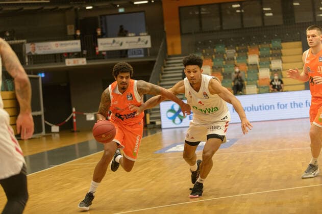 Edgar SOSA 12 Rasta Vechta , Jason GEORGE 1 FC Bayern Munich Rasta Vechta vs FC Bayern Munich, basketball, easyCredit BBL Bundesliga, 07 03 2021, 22 match day, season 2020 2021 action, dribbling, on the ball, duel Rasta Vechta vs FC Bayern Munich, basketball, easyCredit BBL Bundesliga, 07 03 2021, 22 match day, season 2020 2021 Vechta Copyright: xErikxHillmer EIBNERx EP_ehr