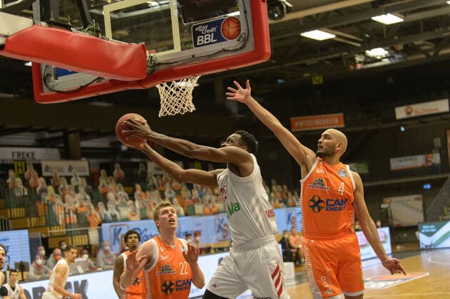 JaJuan JOHNSON 25 FC Bayern Munich , Stefan PENO 4 Rasta Vechta Rasta Vechta vs FC Bayern Munich, basketball, easyCredit BBL Bundesliga, 07 03 2021, 22 match day, season 2020 2021 throws, throw, basket throw, action Rasta Vechta vs FC Bayern Munich, basketball, easyCredit BBL Bundesliga, 07 03 2021, 22 match day, season 2020 2021 Vechta Copyright: xErikxHillmer EIBNERx EP_ehr