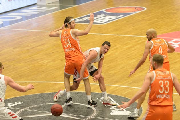 Jesse HUNT 34 Rasta Vechta , Zan Mark SISKO 31 FC Bayern Munich Rasta Vechta vs FC Bayern Munich, basketball, easyCredit BBL Bundesliga, 07 03 2021, 22 match day, season 2020 2021 action, dribbling, on the ball, duel Rasta Vechta vs FC Bayern Munich, basketball, easyCredit BBL Bundesliga, 07 03 2021, 22 match day, season 2020 2021 Vechta Copyright: xErikxHillmer EIBNERx EP_ehr