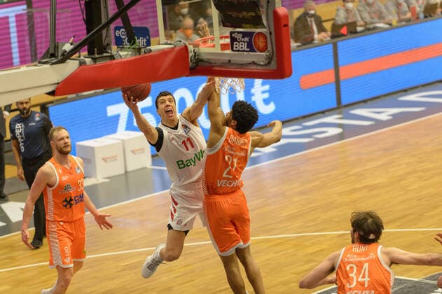 Vladimir LUCIC 11 FC Bayern Munich , Jordan BARNETT 21 Rasta Vechta Rasta Vechta vs FC Bayern Munich, basketball, easyCredit BBL Bundesliga, 07 03 2021, 22 matchday, season 2020 2021 throws, throw, basket throw, action Rasta Vechta vs FC Bayern Munich, basketball, easyCredit BBL Bundesliga, 07 03 2021, 22 matchday, season 2020 2021 Vechta Copyright: xErikxHillmer EIBNERx EP_ehr