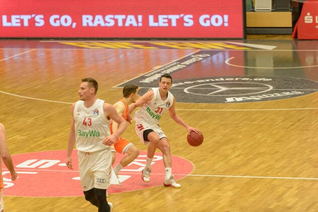 Jannes HUNDT 20 Rasta Vechta , Zan Mark SISKO 31 FC Bayern Munich Rasta Vechta vs FC Bayern Munich, Basketball, easyCredit BBL Bundesliga, 07 03 2021, 22 Matchday, Season 2020 2021 action, dribbling, on the ball, duel Rasta Vechta vs FC Bayern Munich, Basketball, easyCredit BBL Bundesliga, 07 03 2021, 22 Matchday, Season 2020 2021 Vechta Copyright: xErikxHillmer EIBNERx EP_ehr