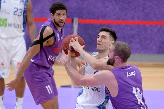 Bruno Vrcic Skyliners Frankfurt on the ball , Harper Kamp BG Goettingen R , Marvin Omuvwie BG Goettingen back, L , Basketball, Bundesliga, BBL, BG Goettingen Skyliners Frankfurt, 07 03 2021, BG Goettingen Skyliners Frankfurt, Basketball, Bundesliga, GER, BBL, 07 03 2021 Goettingen Copyright: xEibner-Pressefotox-xRolandxSippelx