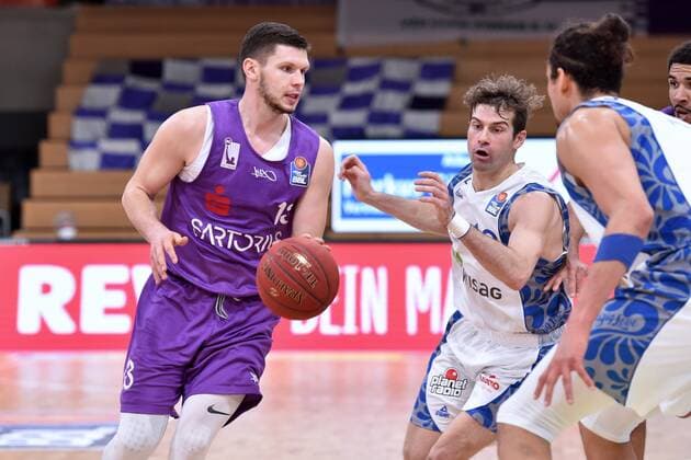 Rihards Lomazs BG Goettingen on the ball , Joe Rahon Skyliners Frankfurt back, R , Michael Kessens Skyliners Frankfurt R , Basketball, Bundesliga, BBL, BG Goettingen Skyliners Frankfurt, 07 03 2021, BG Goettingen Skyliners Frankfurt, Basketball, Bundesliga, GER, BBL, 07 03 2021 Goettingen Copyright: xEibner-Pressefotox-xRolandxSippelx