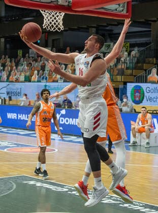 GER, Basketball, RASTA Vechta vs FC Bayern Munich 07 03 2021, RASTA Dome, Vechta, GER, easy Credit BBL, RASTA Vechta vs FC Bayern Munich, in picture Paul ZIPSER FC Bayern Munich 16 Björn Bjoern ROHWER Rasta Vechta 22 nordphotoxRojahn nph00310