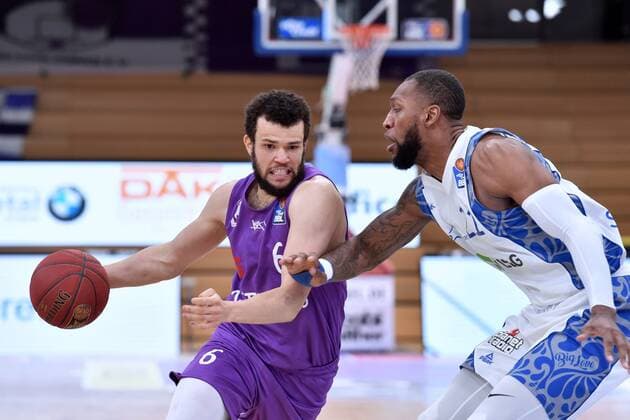 Luke Nelson BG Goettingen on the ball , Kamari Murphy Skyliners Frankfurt R , Basketball, Bundesliga, BBL, BG Goettingen Skyliners Frankfurt, 07 03 2021, BG Goettingen Skyliners Frankfurt, Basketball, Bundesliga, GER, BBL, 07 03 2021 Goettingen Copyright: xEibner-Pressefotox-xRolandxSippelx