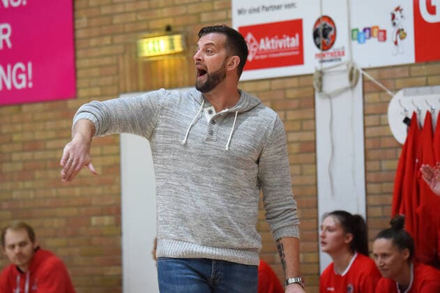 Basketball Toyota 1 DBBL, 21 matchday, GiroLive Panthers Osnabrueck vs Rutronik Stars Keltern on 07 03 2021 at OSC Hall in Osnabrueck interim coach Sasa Cuic GiroLive Panthers Osnabrueck gestures, gestures Osnabrueck OSC Hall Lower Saxony Germany