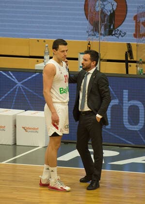 GER, Basketball, RASTA Vechta vs FC Bayern Munich 07 03 2021, RASTA Dome, Vechta, GER, easy Credit BBL, RASTA Vechta vs FC Bayern Munich, in the picture Adriano VERTEMATI FC Bayern Munich Assistantcoach with Zan Mark SISKO FC Bayern Munich 31 nordphotoxRojahn nph00310