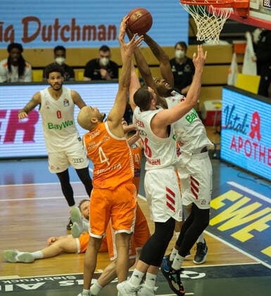 GER, Basketball, RASTA Vechta vs FC Bayern Munich 07 03 2021, RASTA Dome, Vechta, GER, easy Credit BBL, RASTA Vechta vs FC Bayern Munich, in the picture JaJuan JOHNSON FC Bayern Munich 25 Paul ZIPSER FC Bayern Munich 16 Stefan PENO Rasta Vechta 4 Nick WEILER BABB FC Bayern Munich 0 nordphotoxRojahn nph00310