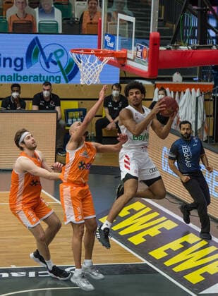 GER, Basketball, RASTA Vechta vs FC Bayern Munich 07 03 2021, RASTA Dome, Vechta, GER, easy Credit BBL, RASTA Vechta vs FC Bayern Munich, in the picture Sasha GRANT FC Bayern Munich 44 Stefan PENO Rasta Vechta 4 Jesse HUNT Rasta Vechta 34 nordphotoxRojahn nph00310