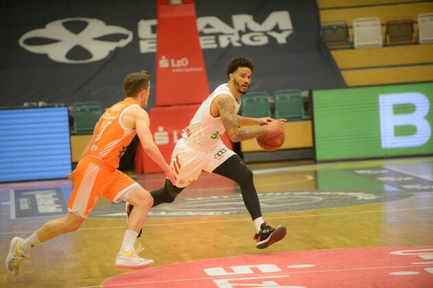 Jannes HUNDT 20 Rasta Vechta , Nick WEILER BABB 0 FC Bayern Munich Rasta Vechta vs FC Bayern Munich, basketball, easyCredit BBL Bundesliga, 07 03 2021, 22 match day, season 2020 2021 action, dribbling, on the ball, duel Rasta Vechta vs FC Bayern Munich, basketball, easyCredit BBL Bundesliga, 07 03 2021, 22 match day, season 2020 2021 Vechta Copyright: xErikxHillmer EIBNERx EP_ehr