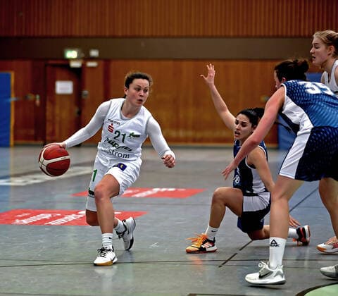 GSD zje123 1 Womens Basketball Bundesliga Flippo Baskets BG 74 Heidelberg Goettingens Riley Lupfer on the ball against Heidelbergs Inja Butina and Alexandra Rose Wittinger right