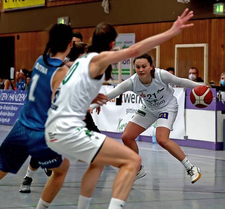 GSD zje123 1 Womens Basketball Bundesliga Flippo Baskets BG 74 Heidelberg Göttingens Riley Lupfer on the ball against Heidelbergs Inja Butina