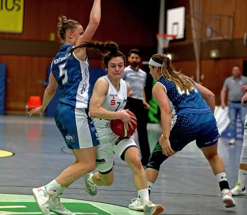 GSD zje123 1 Womens Basketball Bundesliga Flippo Baskets BG 74 Heidelberg Göttingens Jennifer Crowder on the ball against Heidelbergs Franziska Worthmann left and Olivia Nash