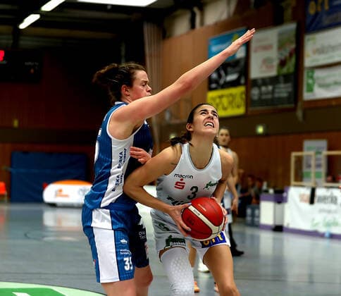 GSD zje123 1 Womens Basketball Bundesliga Flippo Baskets BG 74 Heidelberg Göttingens Ivana Blazevic on the ball against Heidelbergs Alexandra Rose Wittinger