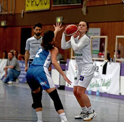 GSD zje123 1 Womens Basketball Bundesliga Flippo Baskets BG 74 Heidelberg Göttingens Riley Lupfer on the ball against Heidelbergs Michala Palenickova